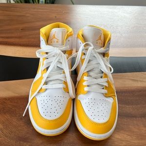 WMNS AIR JORDAN 1 MID 'UNIVERSITY GOLD'
